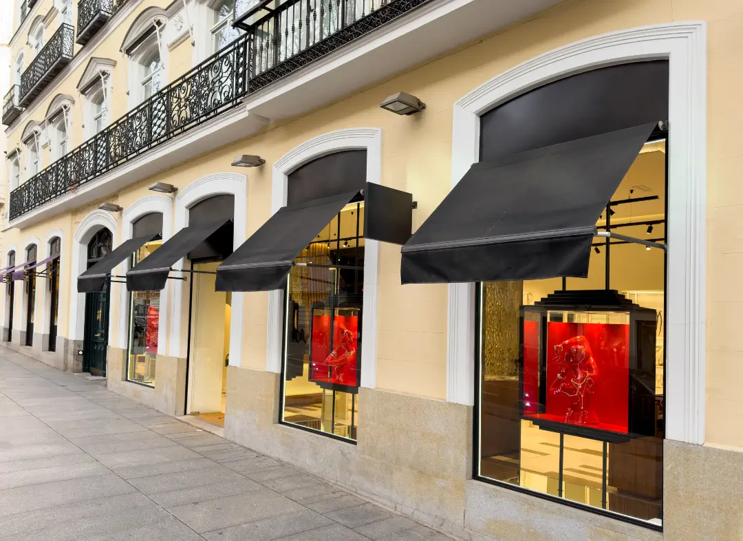 Façade vitrine de magasin en aluminium sur mesure à La Flotte